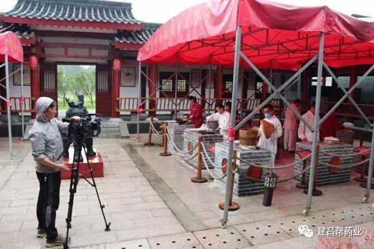 江西省電視臺到建昌幫非遺展示館進(jìn)行拍攝采訪